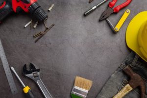 Contabilidade para prestadores de serviços - imagem de mesa de trabalho com ferramentas