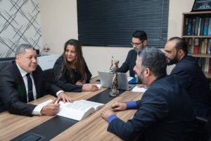 Contabilidade para advogados - imagem reunião de advogados e advogada